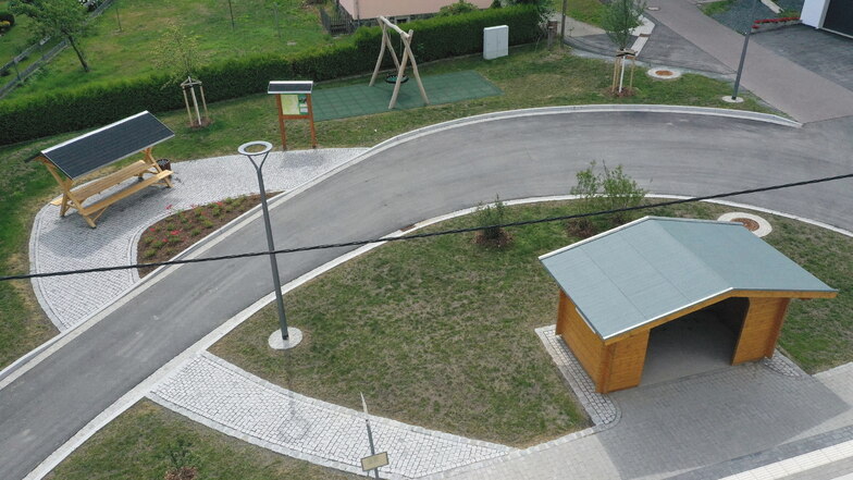 Im Dippser Ortsteil Sadisdorf hat der Dorfplatz im Zuge der Flurbereinigung ein neues Erscheinungsbild erhalten.