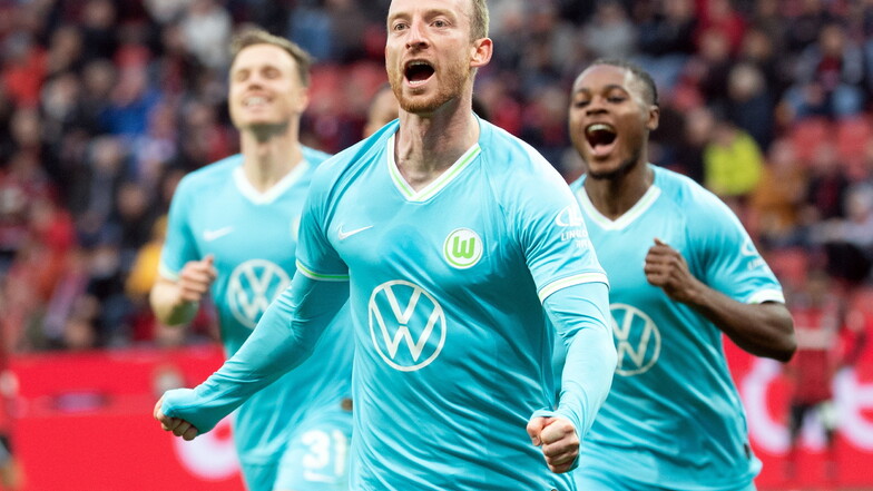 Der Strehlaer Maximilian Arnold bejubelte vor Kurzem in Leverkusen seinen Treffer zum 2:0-Auswärtssieg des VfL Wolfsburg. Seine Mannschaftskameraden Ridle Baku (re.) und Yannick Gerhardt (li.) freuen sich mit ihm. Auch Baku gehört mit zum DFB-Kader gege