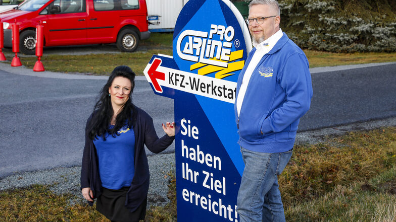 Nun haben auch sie ihr Ziel erreicht: André Jähne und seine Frau Susan von der Firma "Pro Carline" haben erstmals das Gütesiegel "Werkstatt des Vertrauens" erhalten.