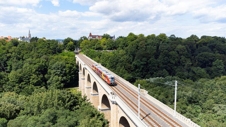 Polen hat seine Hausaufgaben gemacht und die 2003 vereinbarte Elektrifizierung der Strecke zwischen Breslau (Wroclaw) und Dresden bis auf die Neißebrücke erledigt (vorn).