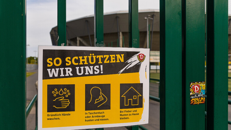 Verhaltenshinweise in der Öffentlichkeit, wie hier am Dresdner Rudolf-Harbig-Stadion, begegnen einem überall.