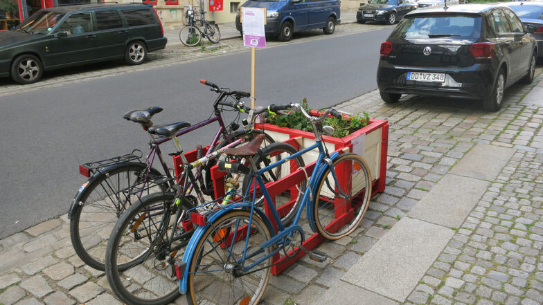 Hochbeet mit Fahrradständer an der Rudolf-Leonhard-Straße