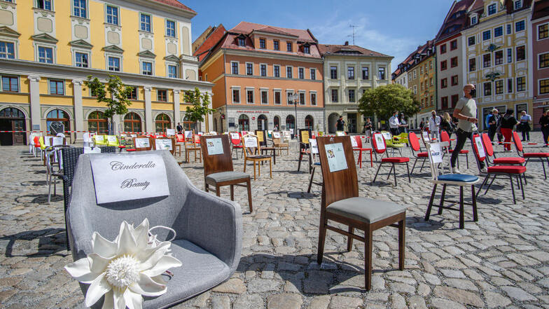 Erst am Freitag haben Gastronomen und Hoteliers auf dem Hauptmarkt in Bautzen mit der Aktion "Leere Stühle" erneut auf ihre prekäre Lage durch die Corona-Krise aufmerksam gemacht.