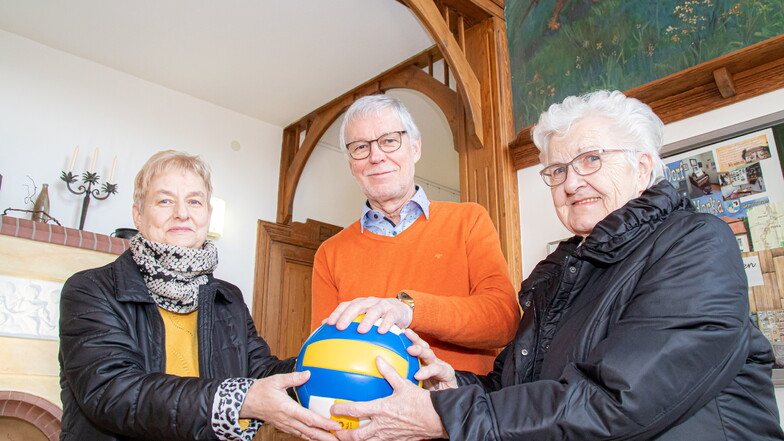 Bleiben gemeinsam am Ball - Bürgermeister Christian Nitschke (Mitte), Gisela Petz (rechts) vom Seniorenverein Horka und Simone Urban (links) vom Biehainer Seniorenverein.