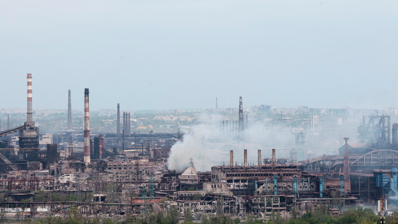 Rauch steigt aus dem Stahlwerk Azovstal auf.