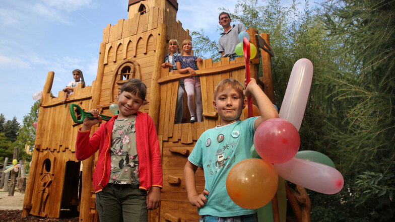 Das neue Spielgerät mit dem Roten Turm von Kamenz, das Rico Mehlhose (o.r.) geschaffen hat, gefällt Richard (v.r.), Johanna (v.l.), Moritz, Sophie und Johanna (o.v.l.) und den anderen Kindern der Grundschule Am Forst.