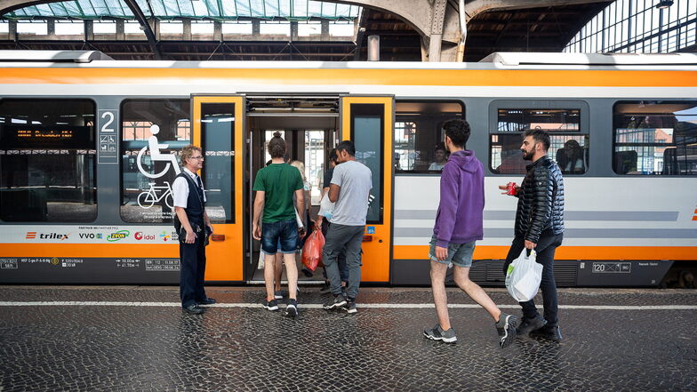 Vorsicht an der Bahnsteigkante: Nur wenige Sekunden bleiben dem Zugbegleiter, um alle Fahrgäste und sich selbst im Abteil zu verstauen.