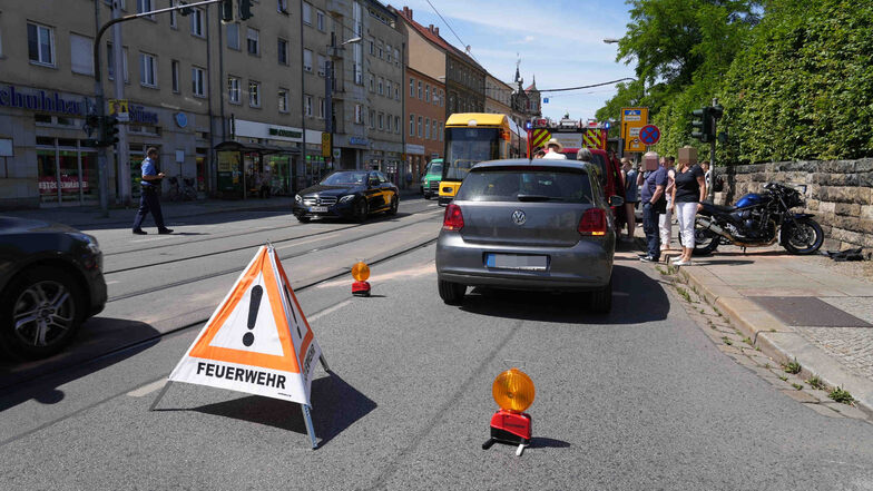 Am Dresdner Schillerplatz hat es am Freitagnachmittag einen schweren Unfall gegeben.