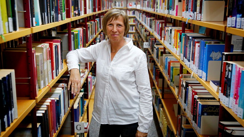 Marion Kutter leitet seit vielen Jahren die Kamenzer Stadtbibliothek. Nun heißt es bald zusammenpacken. Sie freut sich mit ihrem Team auf den neuen Standort.