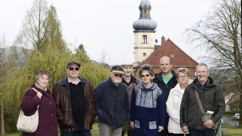 Heidrun Heinze (vierte von rechts), hier noch mit ihrem inzwischen verstorbenen Mann ist vielseitig interessiert, so auch an der Geschichte des Schlossparkes Ulbersdorf.