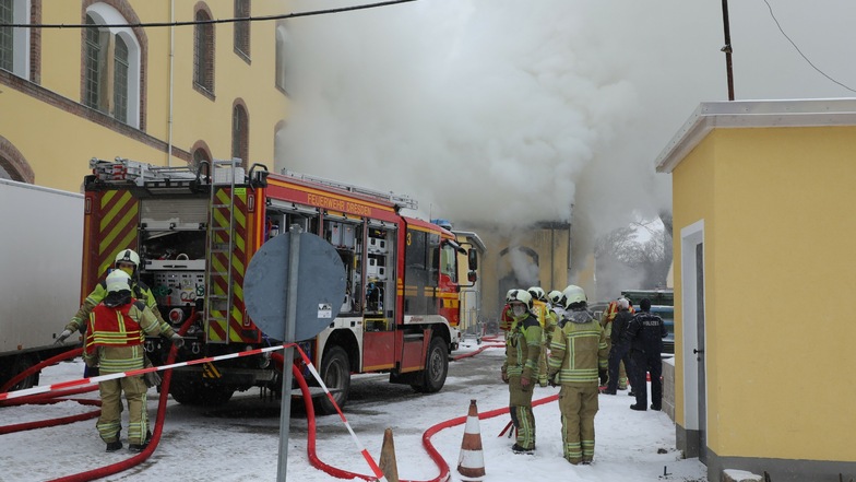 40 Feuerwehrleute sind im Einsatz, um den Brand in der Werkstatt zu löschen.