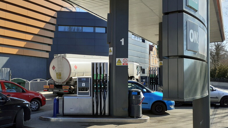 Nachschub für deutsche Tanker: Ein Sprit-Lastzug am Mittwochmittag an der Tankstelle City-Center in Zgorzelec.