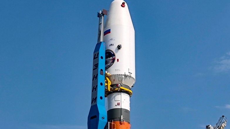 Die Trägerrakete vom Typ Sojus-2.1b mit der Raumsonde "Luna-25" an Bord steht am Startplatz auf dem Weltraumbahnhof Wostotschny.