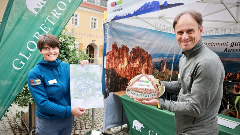 Gundula Strohbach und Rainer Jäpel sind die beiden Organisatoren der Globetrotter-Wandertage. Zum Abschluss gab es eine Torte.
