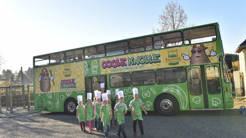Der Kochbus ist seit 2008 unterwegs und gehört eigentlich zum Essenanbieter Menüpartner. Der Bus ist aber neutral gestaltet und kann daher auch von anderen Initiativen wie der Marktgemeinschaft Erdäpfel genutzt werden.