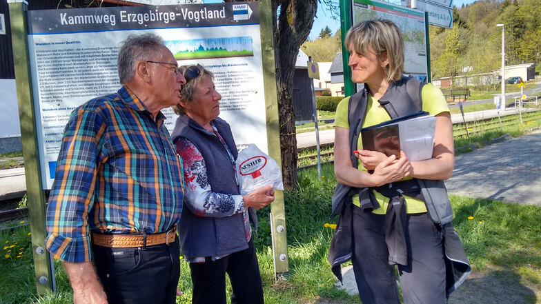 Birgit Knöbel im Gespräch mit Touristen. Sie ist beim Tourismusverband Erzgebirge die Projektmanagerin Wandern und hat den Kammweg mit entwickelt.