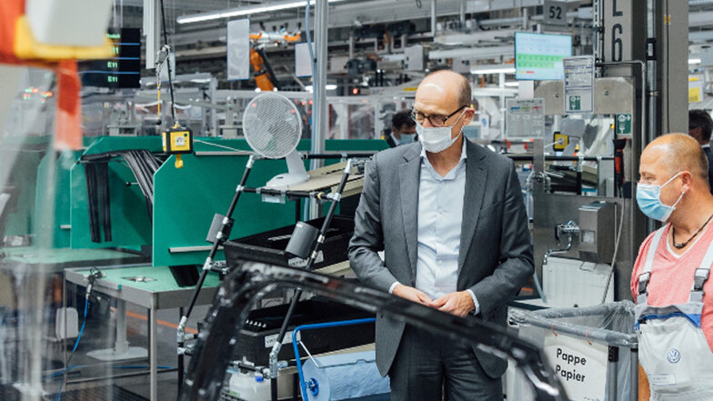 Ralf Brandstätter, CEO der Marke Volkswagen, lässt sich im Werk Zwickau zum Start der Serienproduktion des ID.4 die Fertigungslinie im Bereich Türmontage erklären.