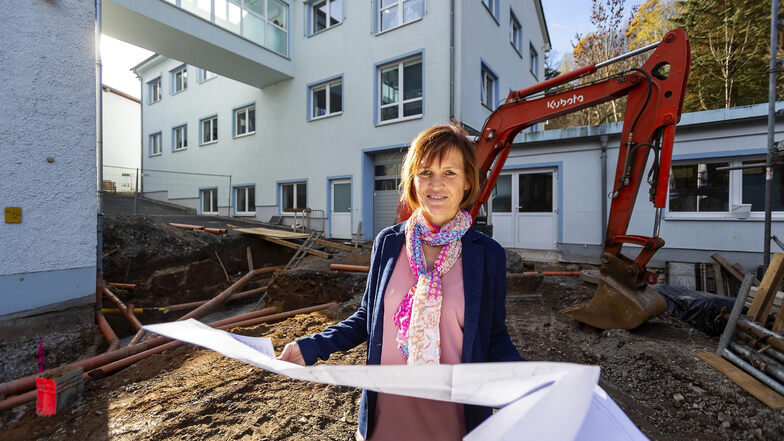 Mandy Mühle, die Frau von Unternehmenschef Thilo Mühle, plant die Arbeiten am Neubau - hier im Herbst 2018.