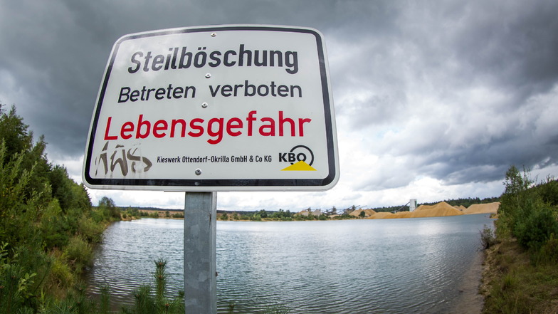 Trotz Verbotsschilder wurde im Sommer in der Kiesgrube Ottendorf-Okrilla gebadet - trotz laufenden Betriebs des Kieswerks. Auch die Knöllchen halten Badegäste nicht ab.