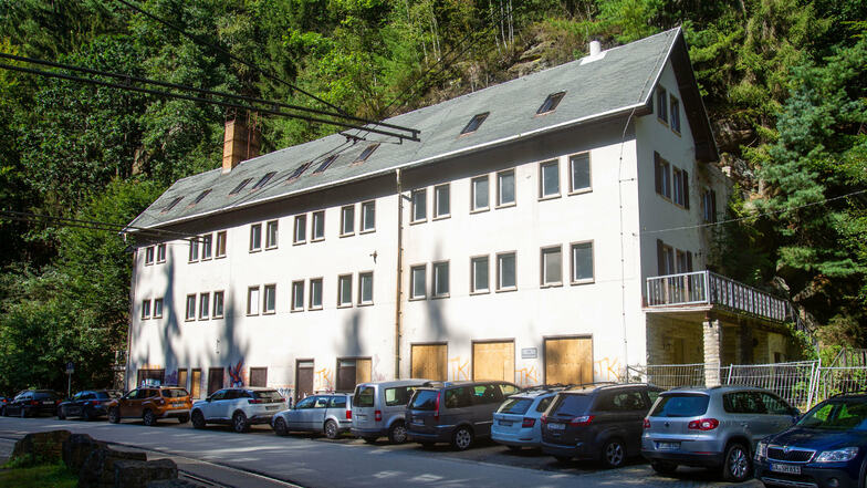 Die Stadt Sebnitz hat die Häuser der ehemaligen Ferienanlage am Beuthenfall gekauft. Die alten Häuser sollen abgerissen werden.