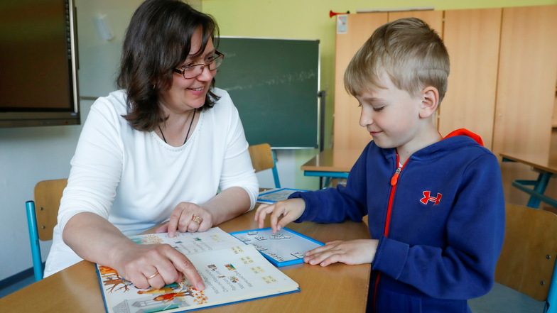 Nataliia Hrytskevych bringt dem achtjährigen Makar Deutsch bei. Die geflüchtete Ukrainerin ist Deutsch-Lehrerin und arbeitet jetzt an der Grundschule in Löbau-Ost.