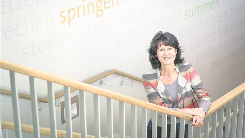 Das Treppenhaus gefällt Schulleiterin Carola Schütze besonders gut. Die Verben an der Wand sollen zum Lesen anregen. Fotos (3): Sven Ellger
