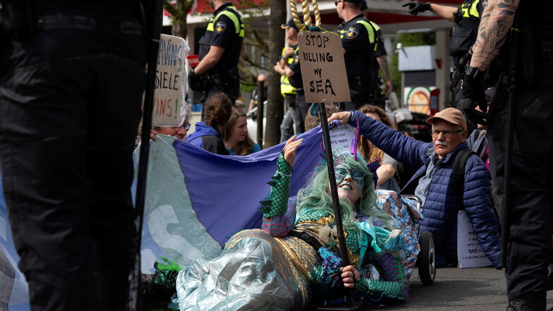 Demonstranten blockieren einen Teil einer Straße während einer Klimaprotestaktion von Extinction Rebellion und anderen Aktivisten in Den Haag.