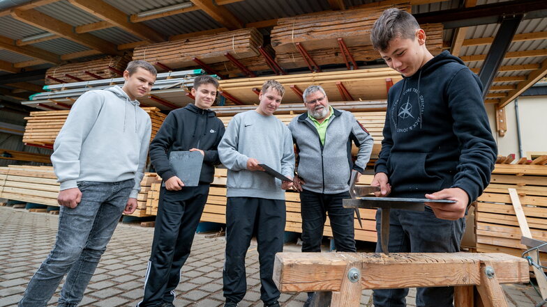 Beim Dachdeckerbetrieb Kunze in Trebanitz konnten die Schüler Naturschiefer bearbeiten. Das war am Anfang gar nicht so einfach.