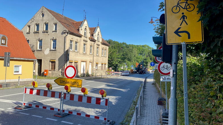 In Ebersbach ist die B96 jetzt zwischen der Einmündung in die Bahnhofstraße und dem Abzweig zur Georgswalder Straße gesperrt. Autos müssen die Baustelle über die Neusalzaer Straße umfahren.