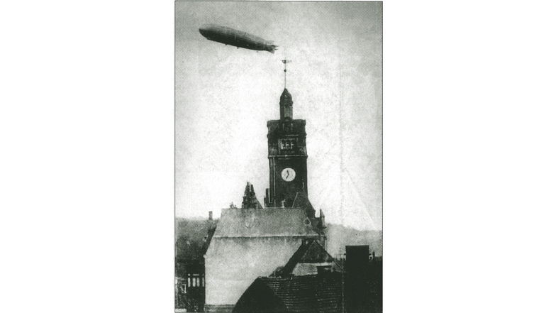 Von Dresden kommend, taucht das weltgrößte Luftschiff Anfang Oktober 1928 am Himmel über Freital auf.