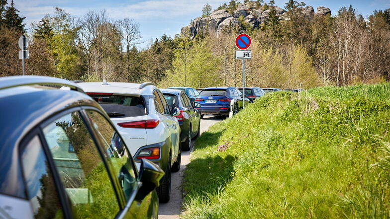 Wildes Parken auf der Straße bei Waltersdorf am Gamrig. Trotz Verbotes schrecken Kraftfahrer nicht davor zurück. Sie riskieren Knöllchen und blockieren oft Rettungswege.