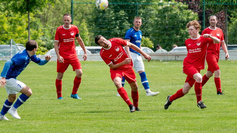 Der SV Gleisberg (rotes Trikot) konnte gegen den höherklassigen SV Blau-Weiss Bennewitz nur eine Halbzeit mithalten, kassierte dann sechs Gegentreffer.