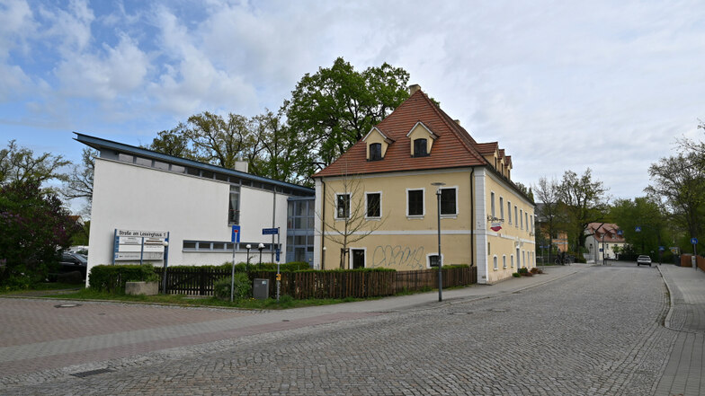 Seit einem Vierteljahrhundert zeigt sich das Lessinghaus in Hoyerswerda so. Jetzt soll die Fassade des historischen Teils des Gebäudes saniert werden.