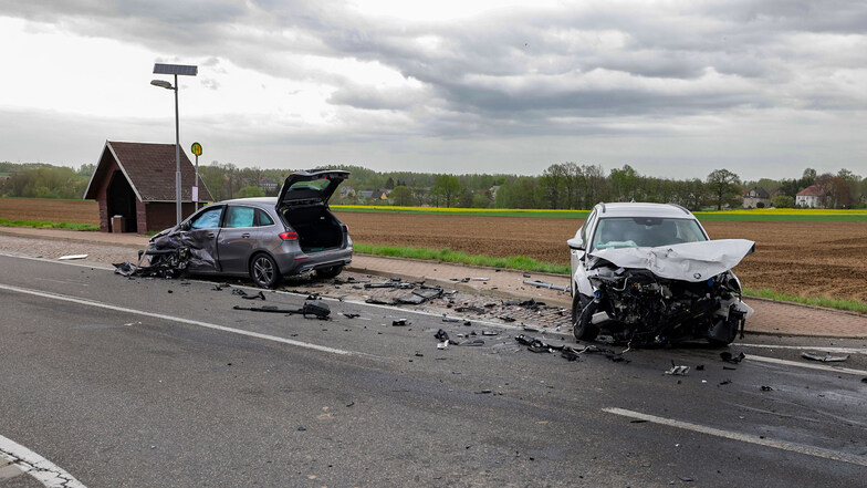 Bei zwei Autounfällen im Landkreis Zwickau sind fünf Menschen verletzt worden.