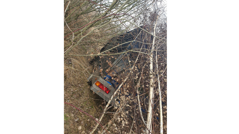 Polizisten fanden den entwendeten Grillwagen versteckt in einem Waldstück