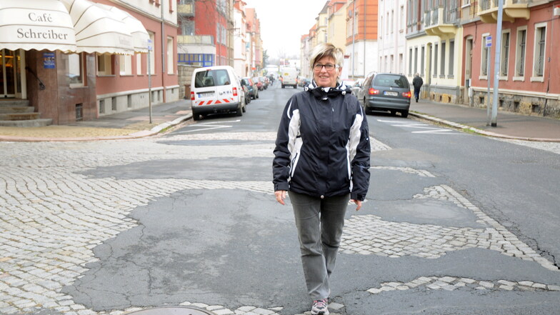 Das Archivfoto zeigt die Cöllner Geschäftsfrau Sigi Lässig auf der schon seit Jahren arg ramponierten Kurt-Hein-Straße. Jetzt soll der Missstand angegangen werden.