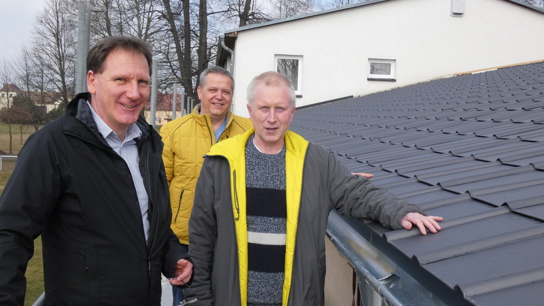 Hier regnet es nicht mehr rein: Der Malschwitzer Bürgermeister Matthias Seidel, PSC-Präsident Uwe Hilbig und Dachdeckermeister Ingo Lorenz (v.l.) freuen sich über das neue Dach auf dem Sportlerheim in Niedergurig.