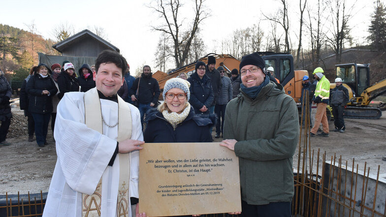 Jugendpfarrer Martin Kochalski (v.l.), Daniela Pscheida-Überreiter und Stephan Schubert zeigen die Grundsteinplatte für den Neubau des Winfriedhauses.