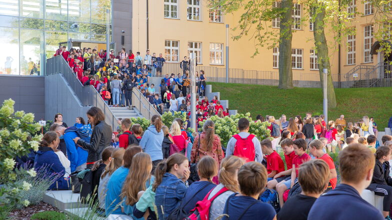 Welch ein Gewimmel: Alle Schüler versammelten sich zur Eröffnung des neuen Campus auf dem Schulhof.
