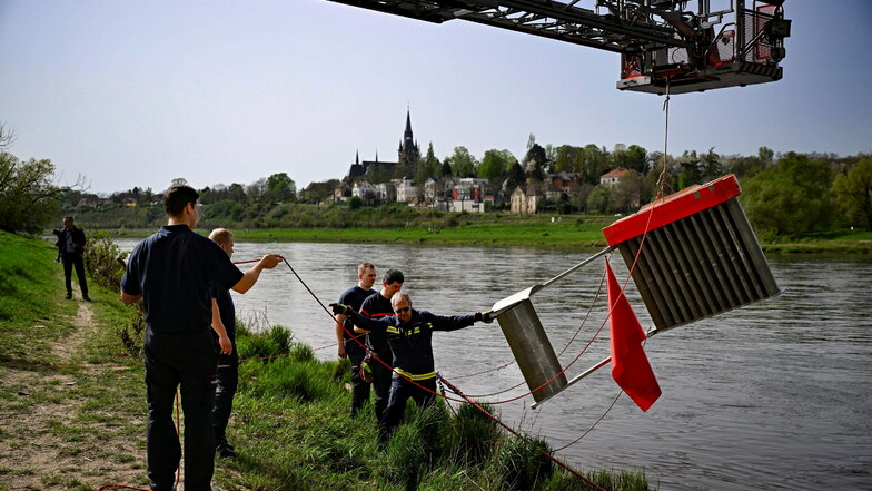 Öl auf der Elbe: Feuerwehr probt den Ernstfall mit einer Erfindung aus Dresden