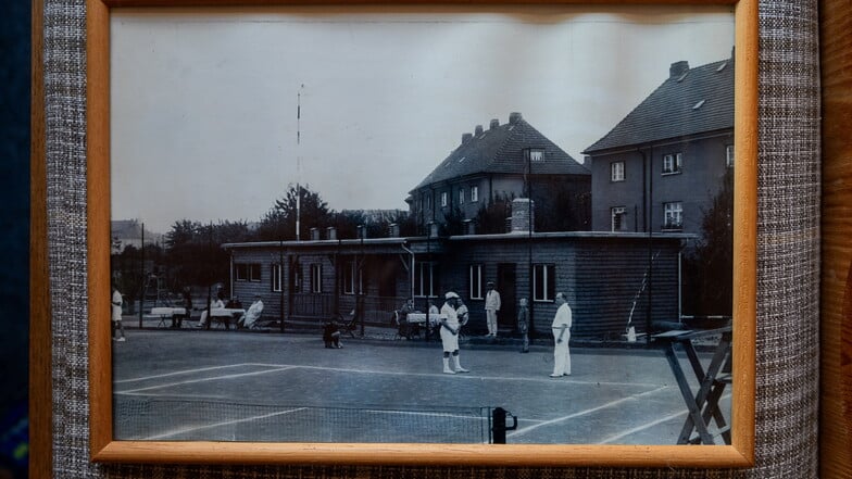 Historisches Foto der Tennis-Baude. Damals gab es noch Balljungen. Und zu DDR-Zeiten wurden die Tennisplätze zur Schlittschuhbahn.