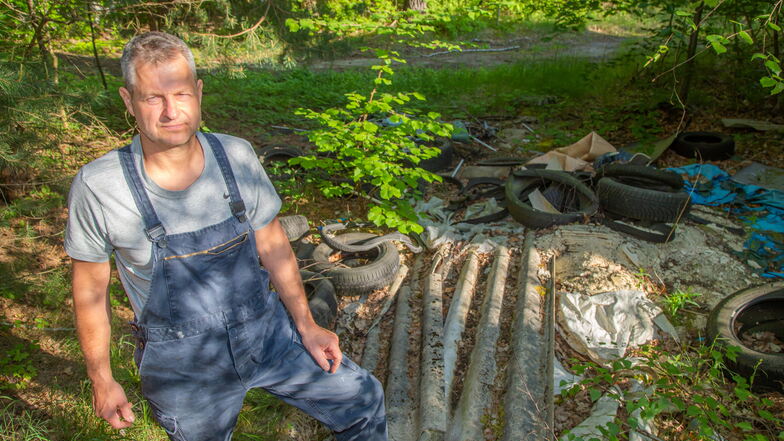 Waldbesitzer Mike Nitschke aus Mücka ärgert sich über illegale Ablagerungen und Müllentsorgung im Wald. Er ist nicht der einzige betroffene Waldbesitzer.