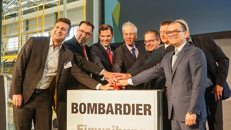 Ost-Chefs sind im Landkreis Bautzen gar nicht so selten: So leitet der Sachse Olaf Schmiedel (ganz links im Bild) das Bautzener Bombardier-Werk. Im Dezember 2019 drückte er mit auf den Startknopf für ein neues Testzentrum des Konzerns.