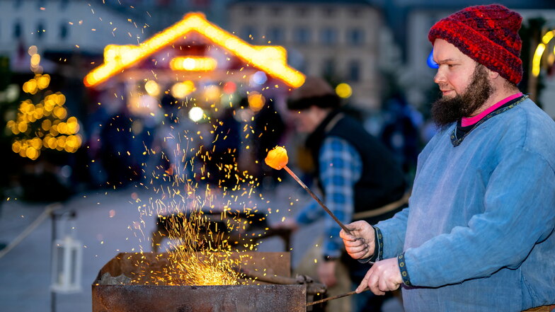 Traditionelles Handwerk: Schmied Dan Herning bei der Arbeit auf dem Weihnachtsmarkt in Sebnitz.