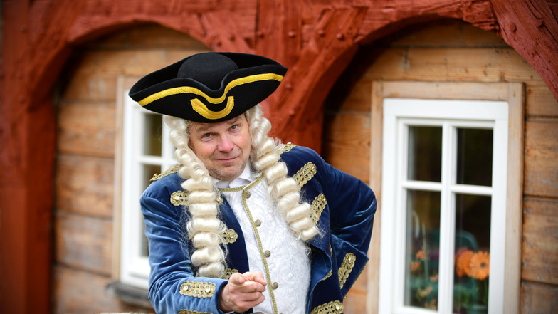 Schauspieler und Regisseur Andreas Hüttner in einem barocken Kostüm vor seinem Umgebindehaus in Ebersbach.