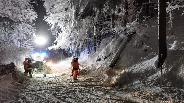 Ein Feuerwehrmann und Helfer sind nach starkem Schneefall in LIezen im Einsatz. Die jüngsten Schneefälle in Österreich haben zu großer Lawinengefahr geführt.