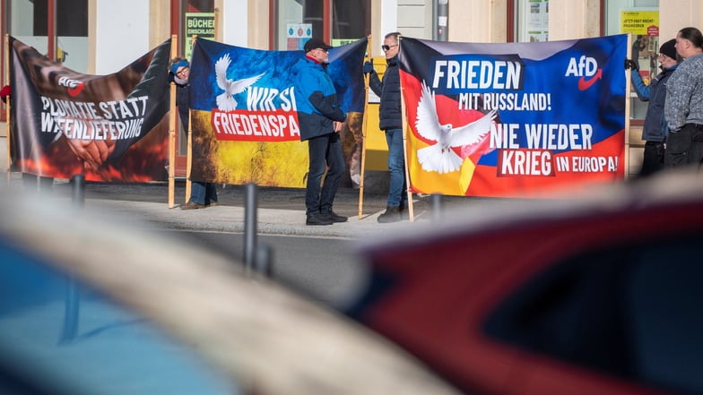 Die AfD demonstriert am Markt in Radeburg für Frieden in Europa und eine diplomatische Lösung des Krieges in der Ukraine.