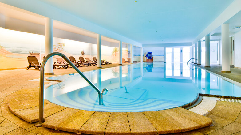 Auf mehr als 500 m² Wellnessbereich befinden sich ein Indoor-Pool, Saunen sowie ein Kosmetik- und Massagebereich.
