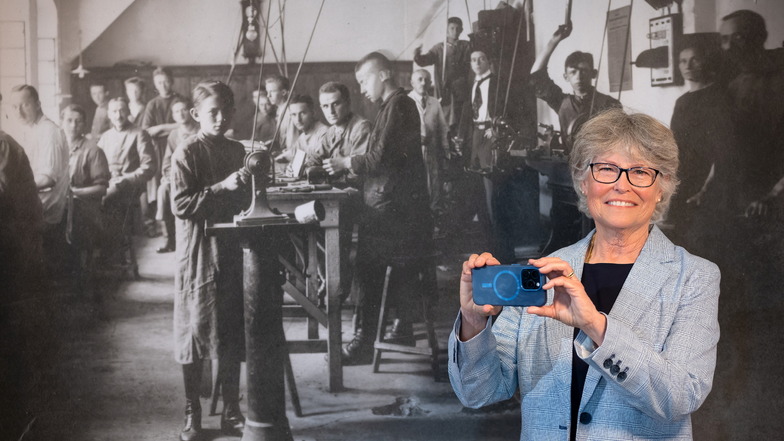 Jennifer Thorsch in der Ausstellung „Dresden - Los Angeles“ in den Technischen Sammlungen Dresden. Im historischen Foto im Hintergrund ist in der Mitte ihr Vater Bernward Thorsch zu sehen.