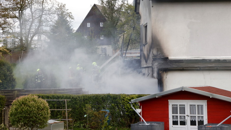 Qualm steigt aus dem Einfamilienhaus in Chemnitz auf. Die Feuerwehr musste unter Atemschutz und mit Wasser den Brand löschen.